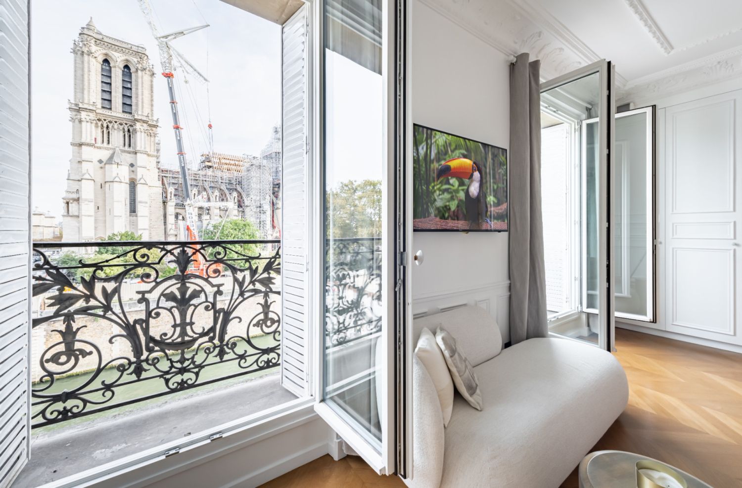 Luxury Paris Apartment with Notre-Dame Views - Event Venue