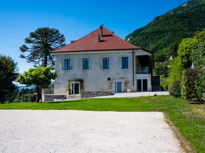 Corporate Events & Team Retreats in Annecy with Lake & Mountain Views
