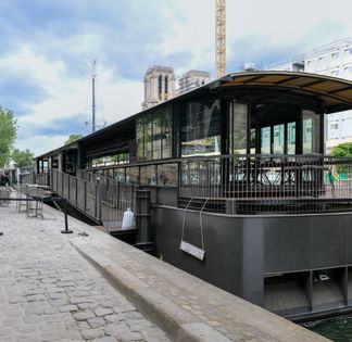 Floating restaurant with a view of Notre-Dame