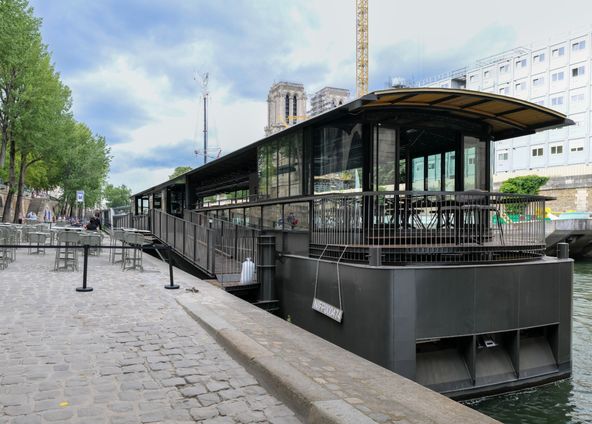 Floating restaurant with a view of Notre-Dame