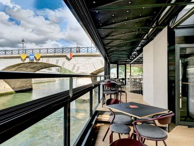 Floating Restaurant with Notre-Dame Views | Events for 300 Guests