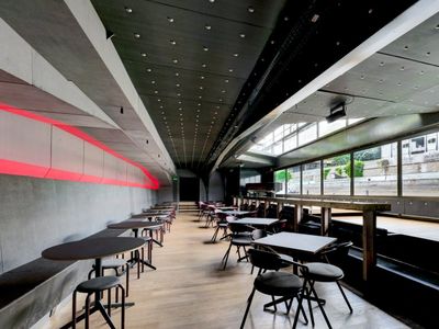 Floating restaurant with a view of Notre-Dame
