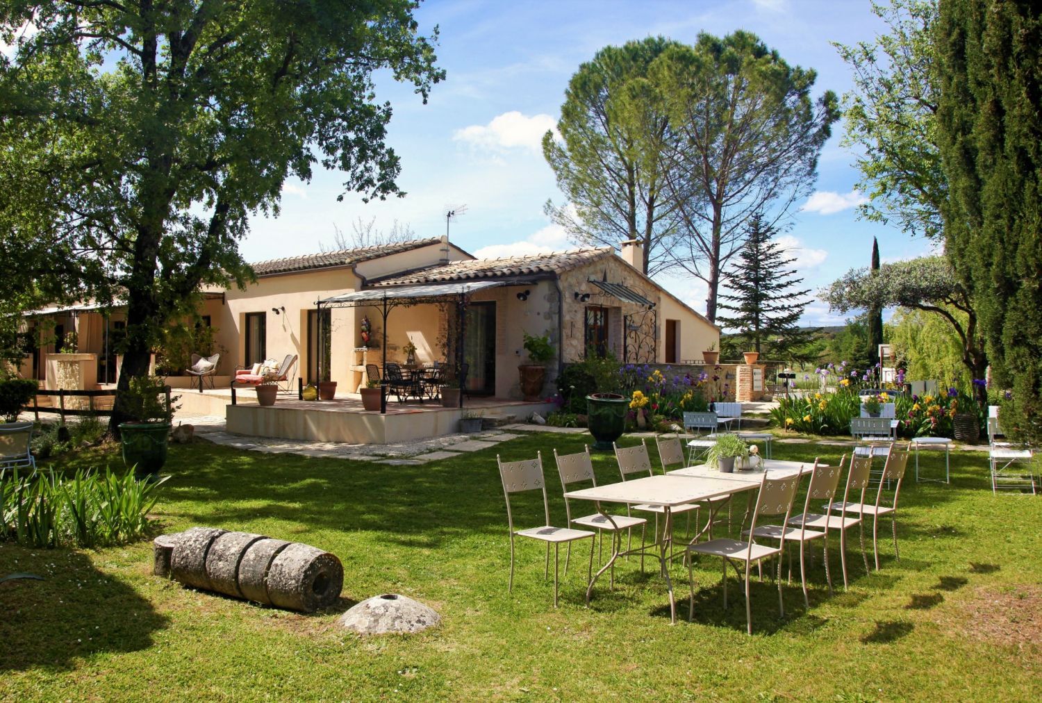 Havre de paix au bord de l'eau, villa de charme avec piscine et grand parc