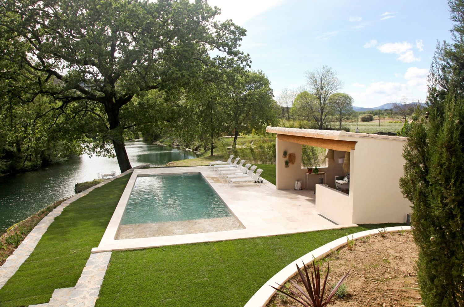 Havre de paix au bord de l'eau, villa de charme avec piscine et grand parc