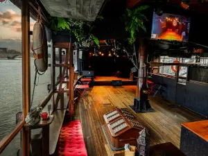 Jonque Chinoise Authentique sur la Seine : Lieu d'Événement Unique à Paris