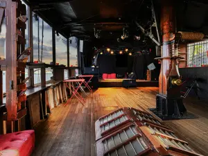 Authentic Chinese Junk in Paris