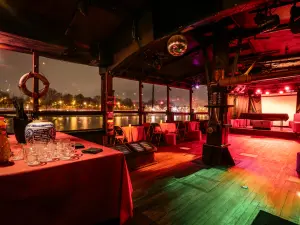 Jonque Chinoise Authentique sur la Seine : Lieu d'Événement Unique à Paris