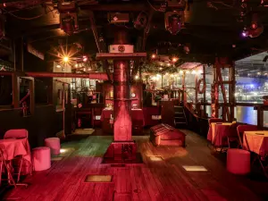 Jonque Chinoise Authentique sur la Seine : Lieu d'Événement Unique à Paris