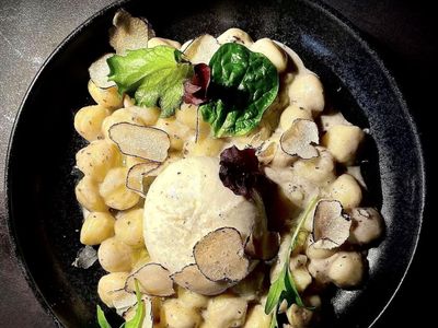 Restaurant with elegant ambiance and refined cuisine