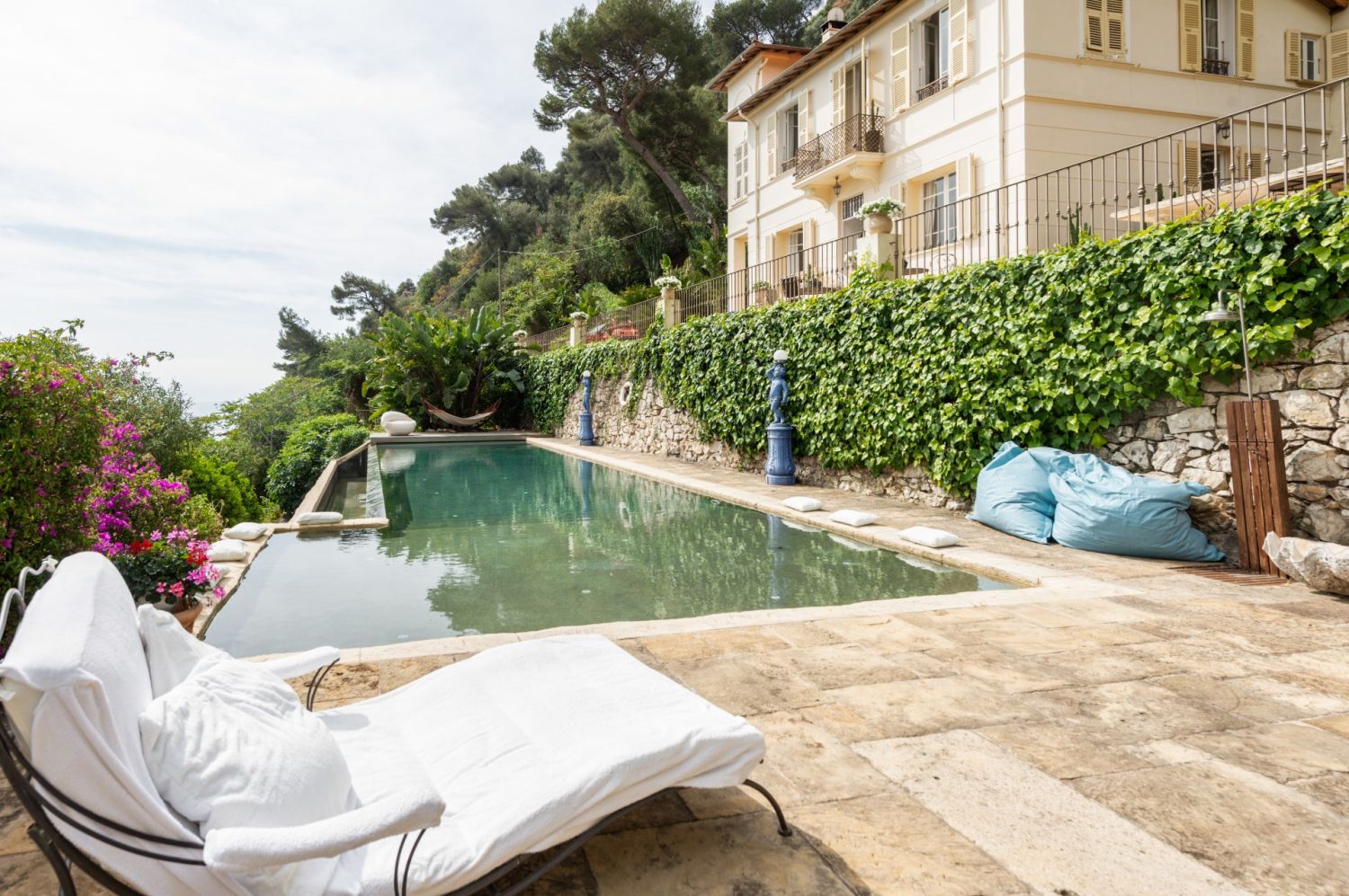 Tuscany villa with swimming pool and a panorama of the bay of Eze