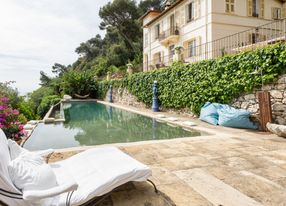 Tuscany villa with swimming pool and a panorama of the bay of Eze