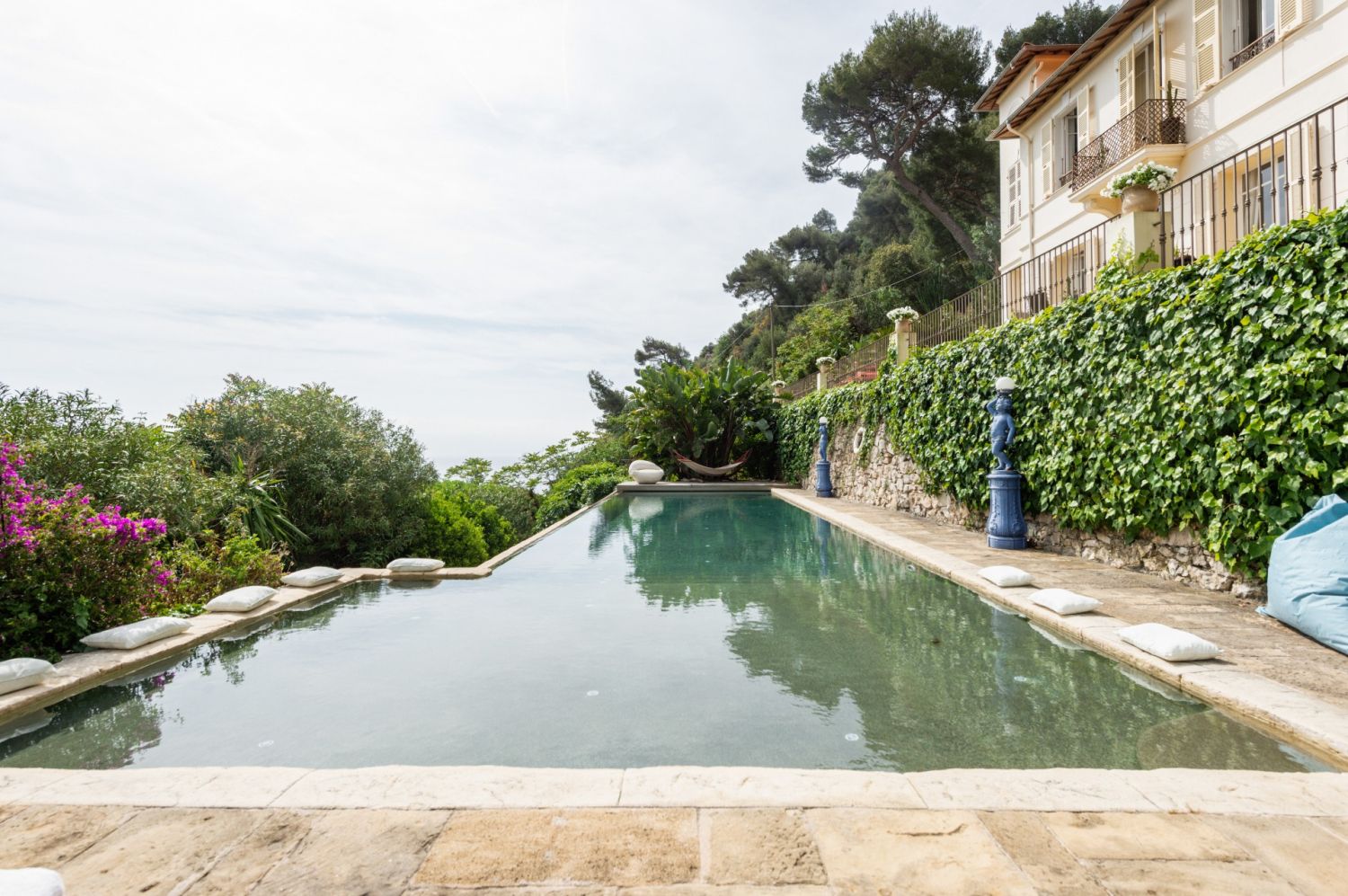 Tuscany villa with swimming pool and a panorama of the bay of Eze