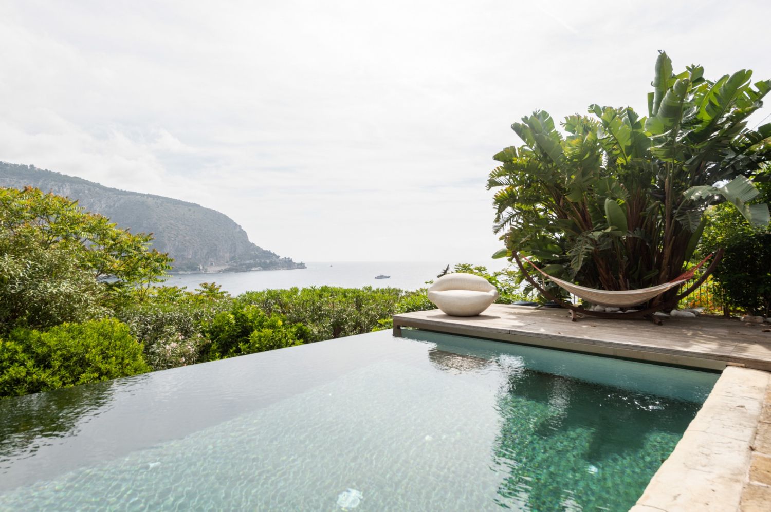 Tuscany villa with swimming pool and a panorama of the bay of Eze