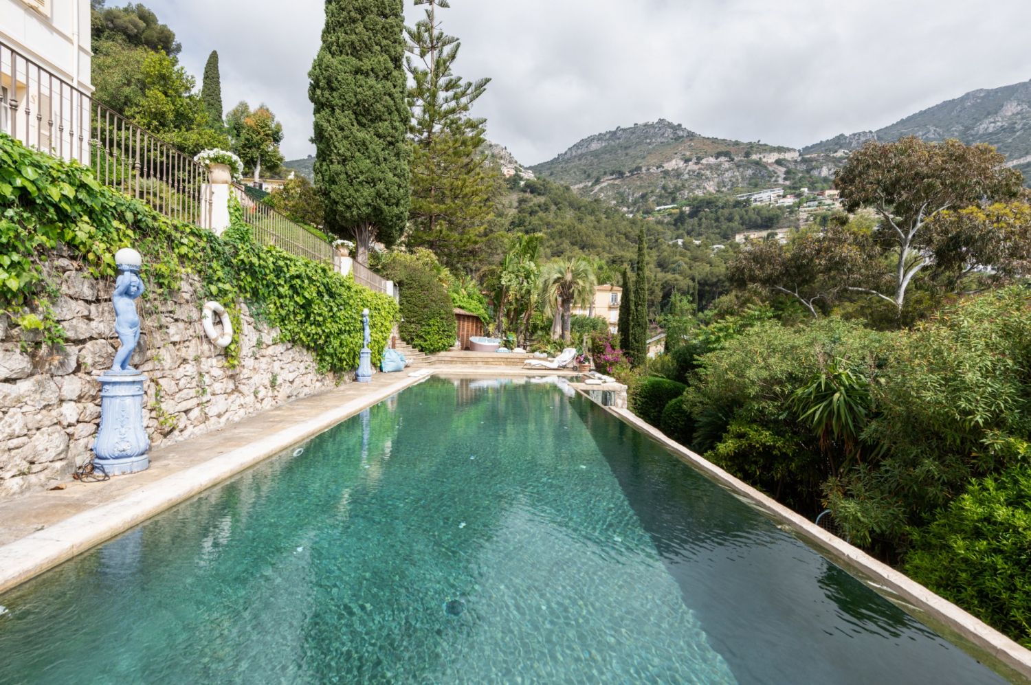 Tuscany villa with swimming pool and a panorama of the bay of Eze