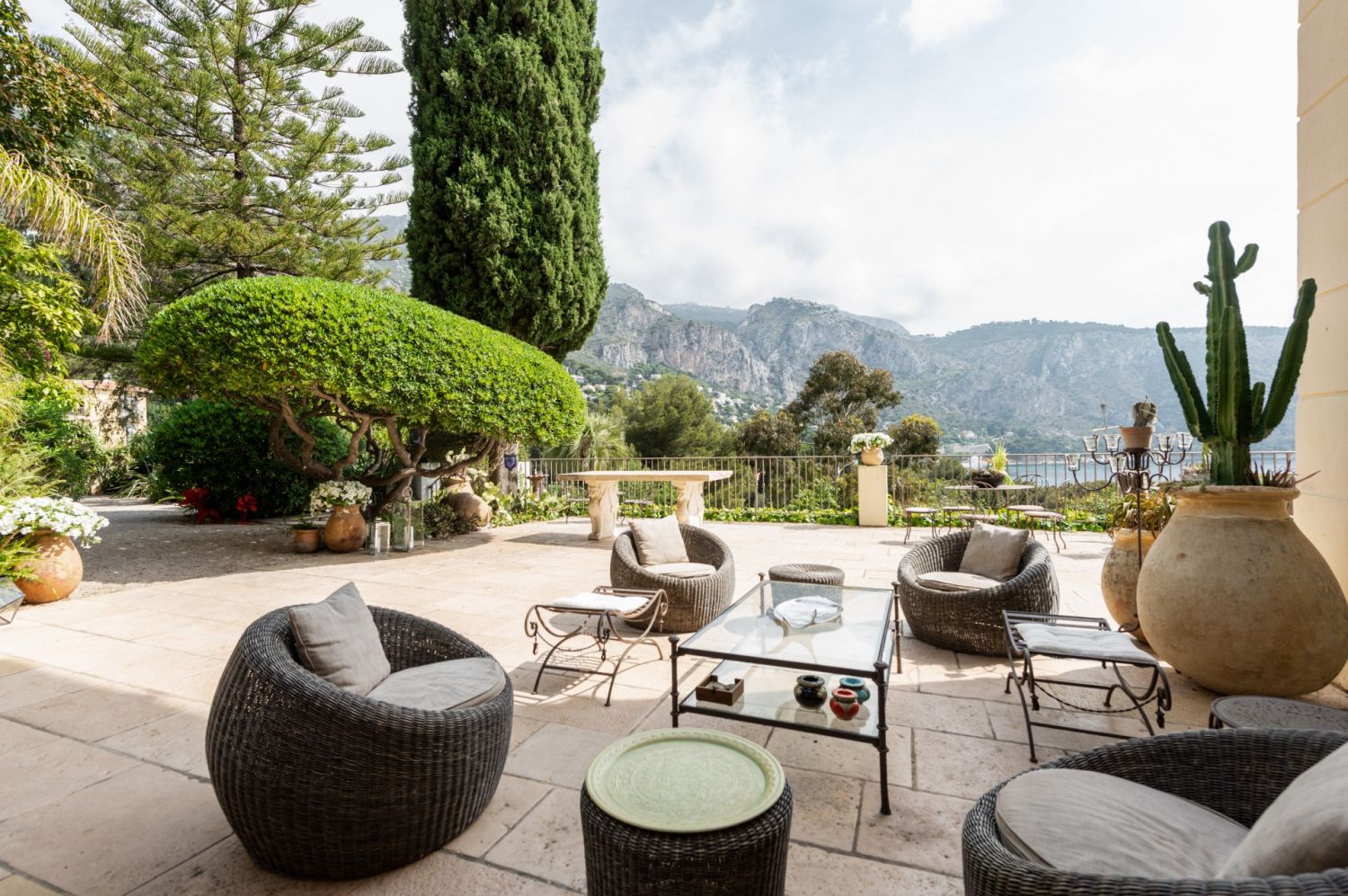 Tuscany villa with swimming pool and a panorama of the bay of Eze