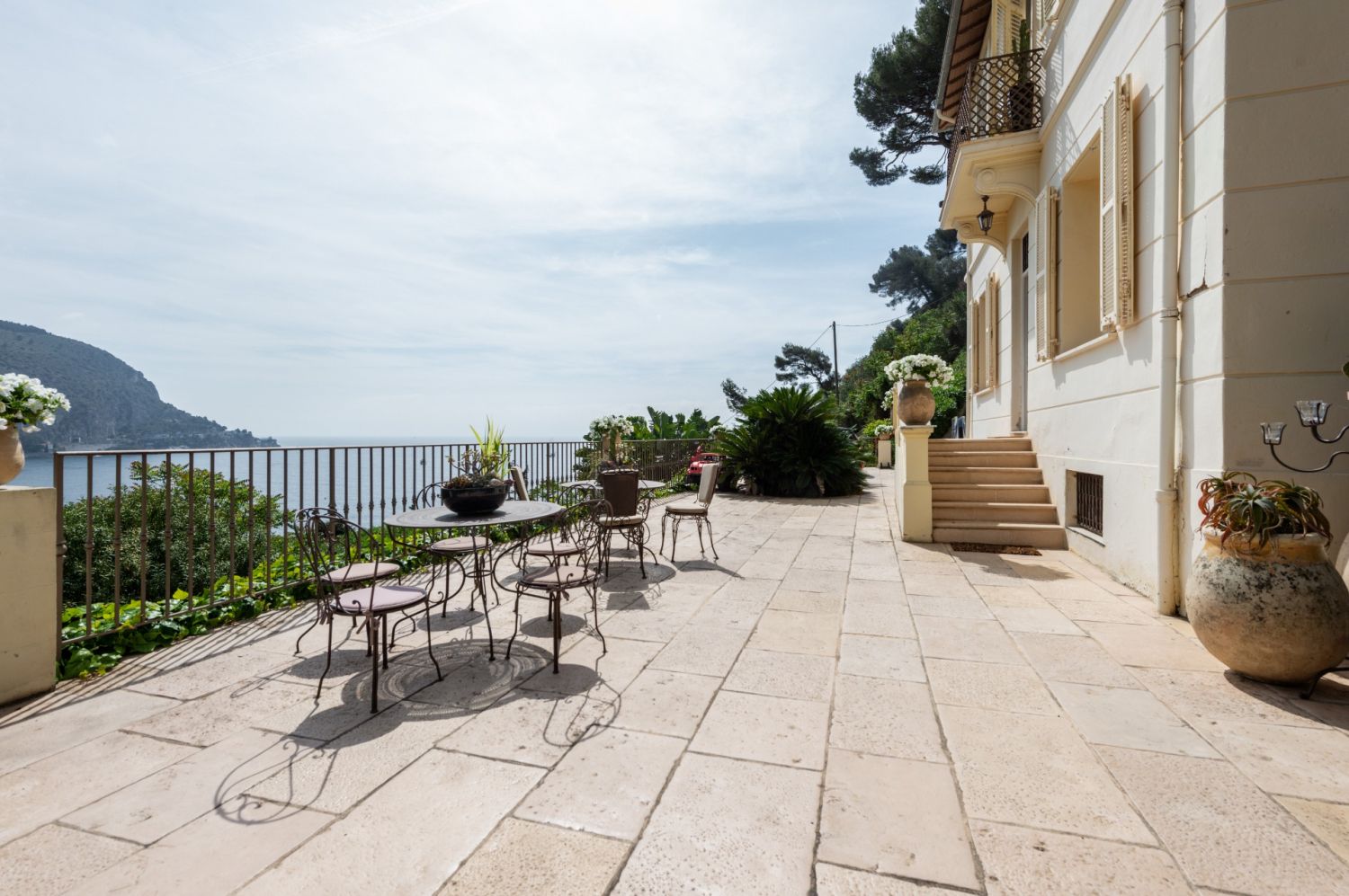 Tuscany villa with swimming pool and a panorama of the bay of Eze