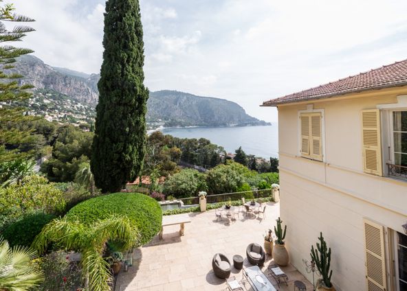 Tuscany villa with swimming pool and a panorama of the bay of Eze