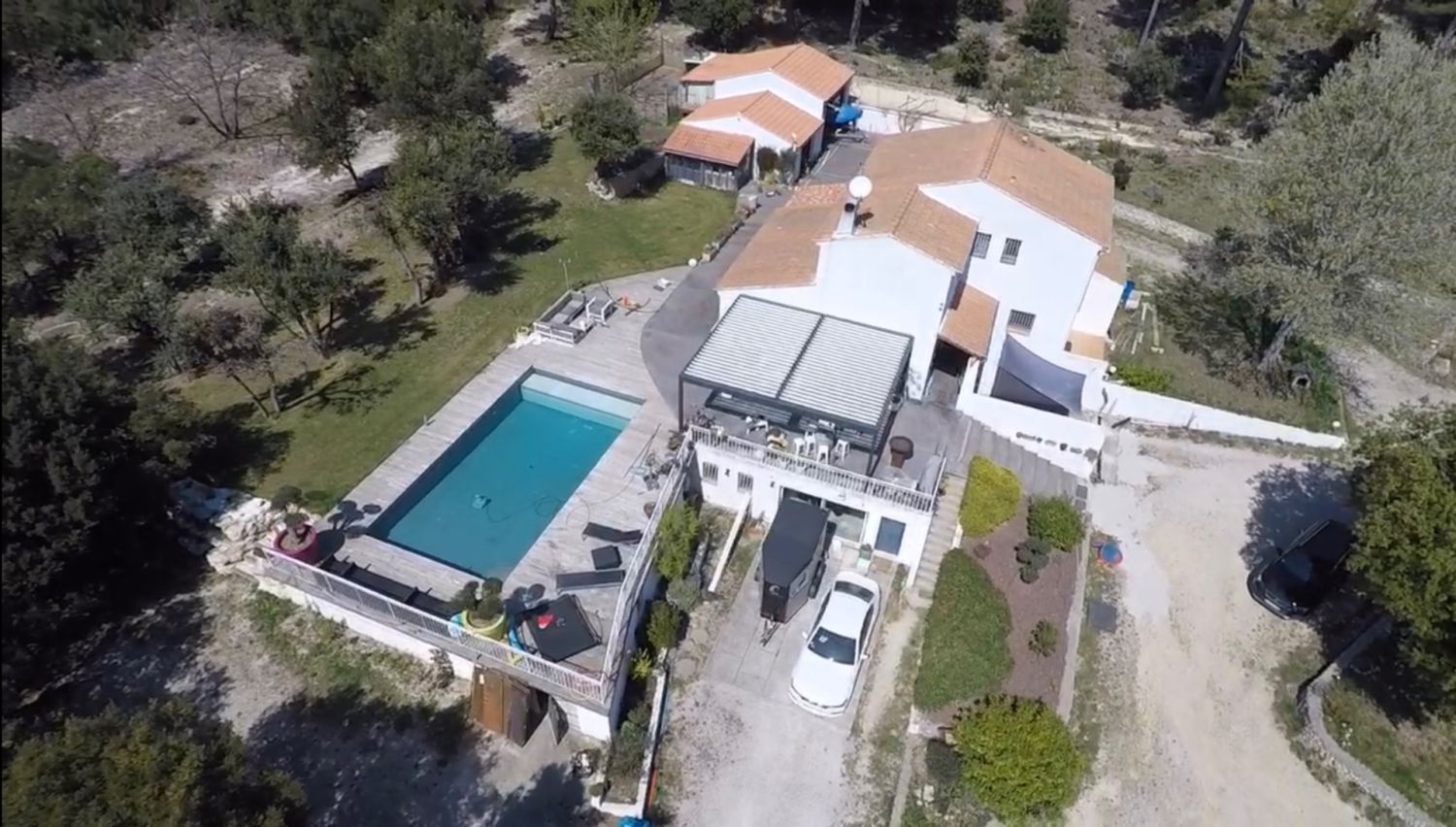 House with swimming pool, golf driving range, horse box