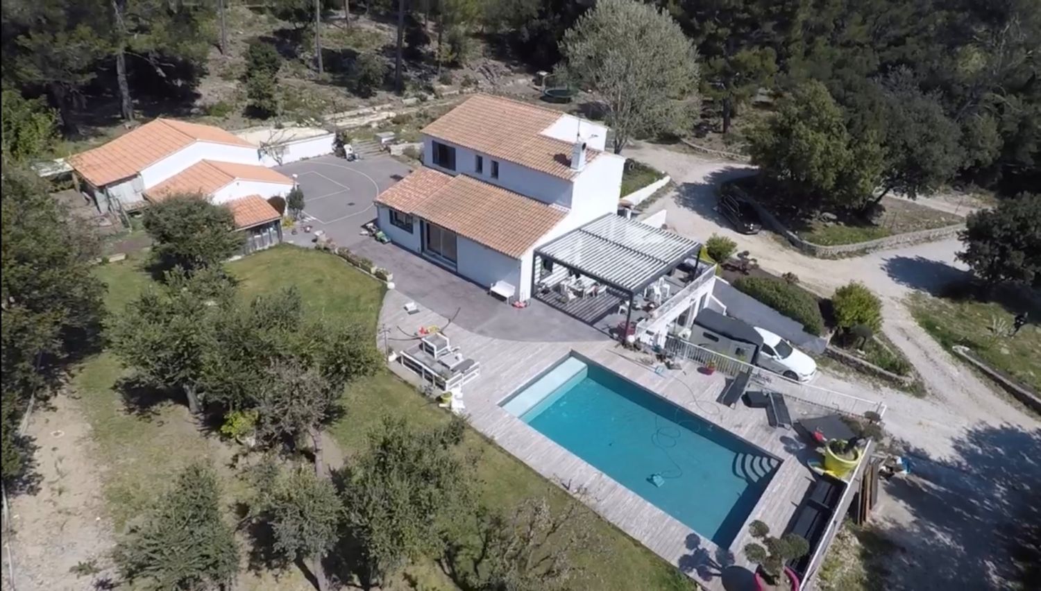 House with swimming pool, golf driving range, horse box