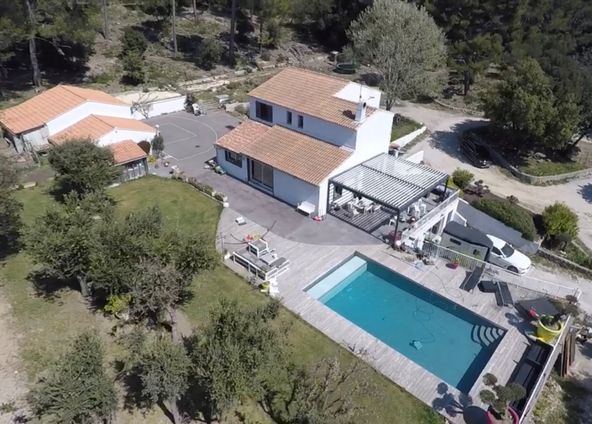 House with swimming pool, golf driving range, horse box