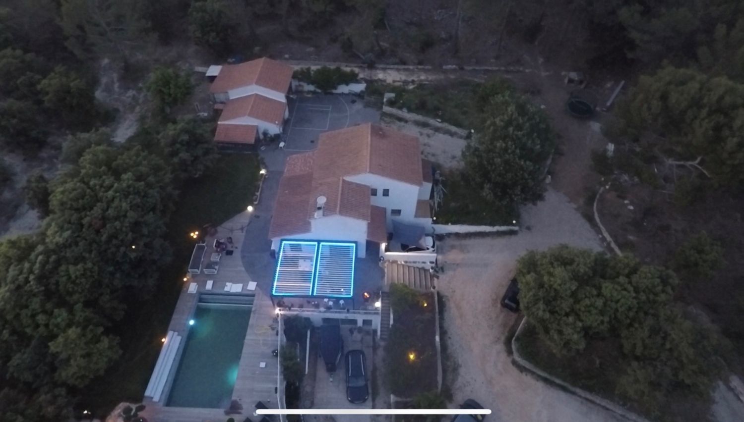 House with swimming pool, golf driving range, horse box