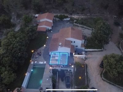 House with swimming pool, golf driving range, horse box