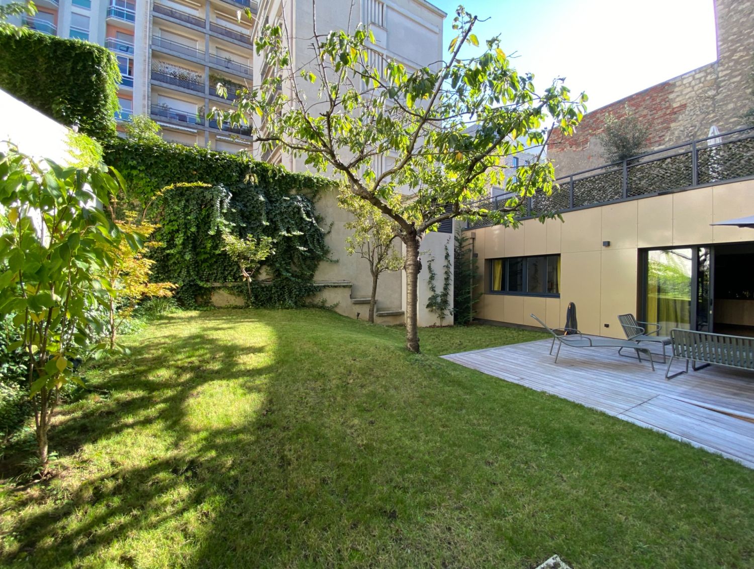 Jardin Clos Moderne à Paris pour Événements et Productions