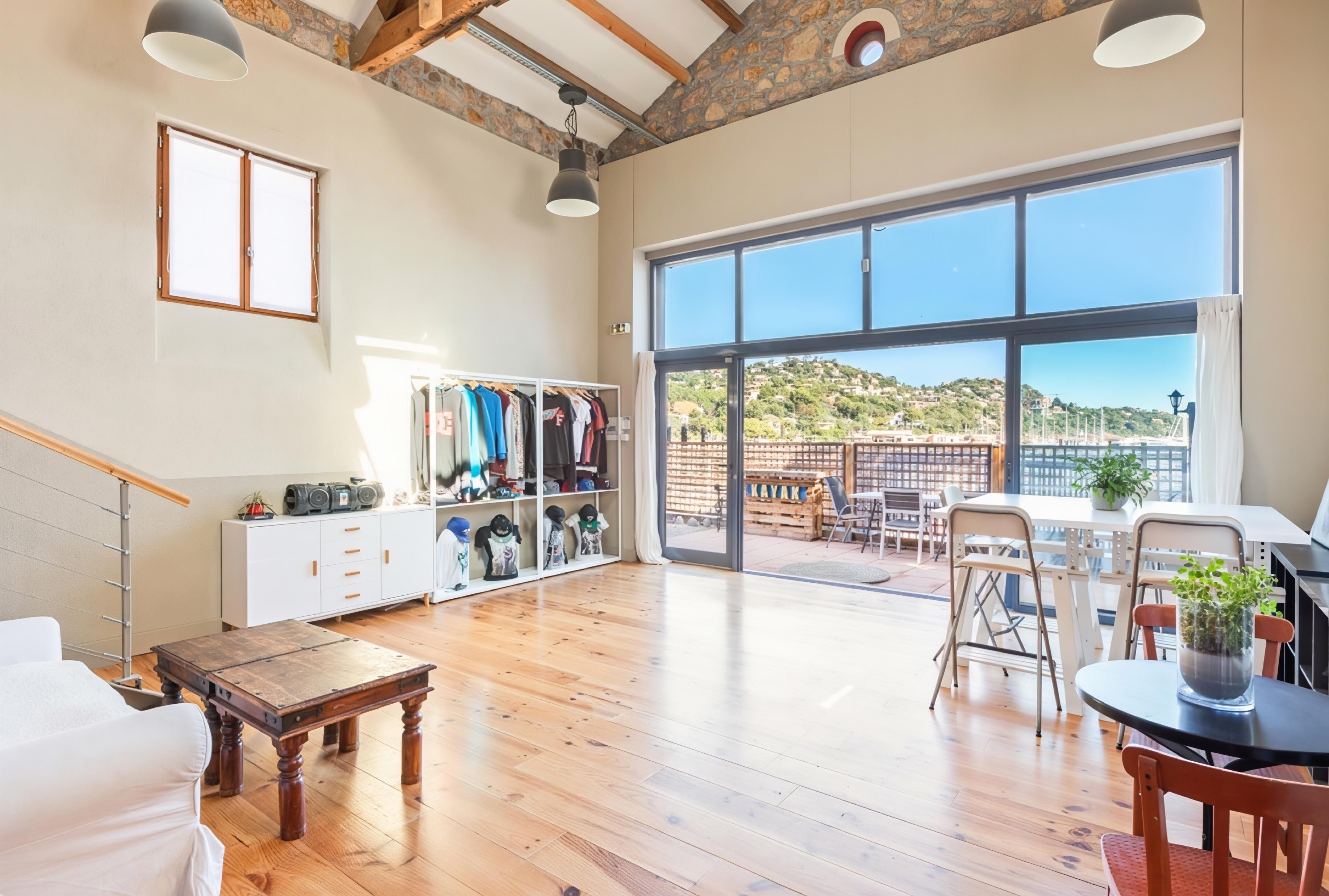 Loft Surf en Front de Mer : Espace Événementiel Unique sur la Plage