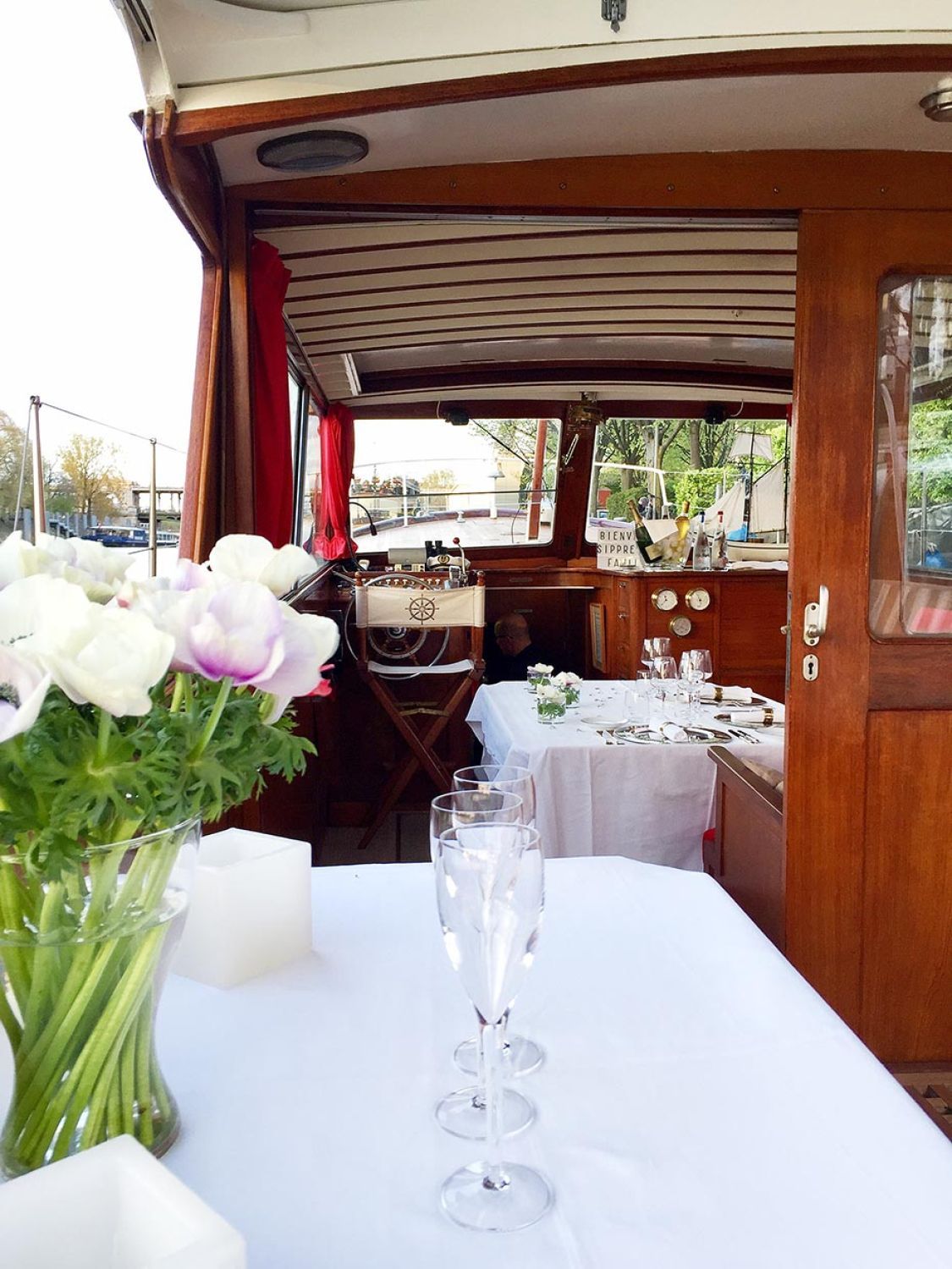 Croisières Privées en Yacht à Paris | Voile de Luxe pour 2-12 Personnes