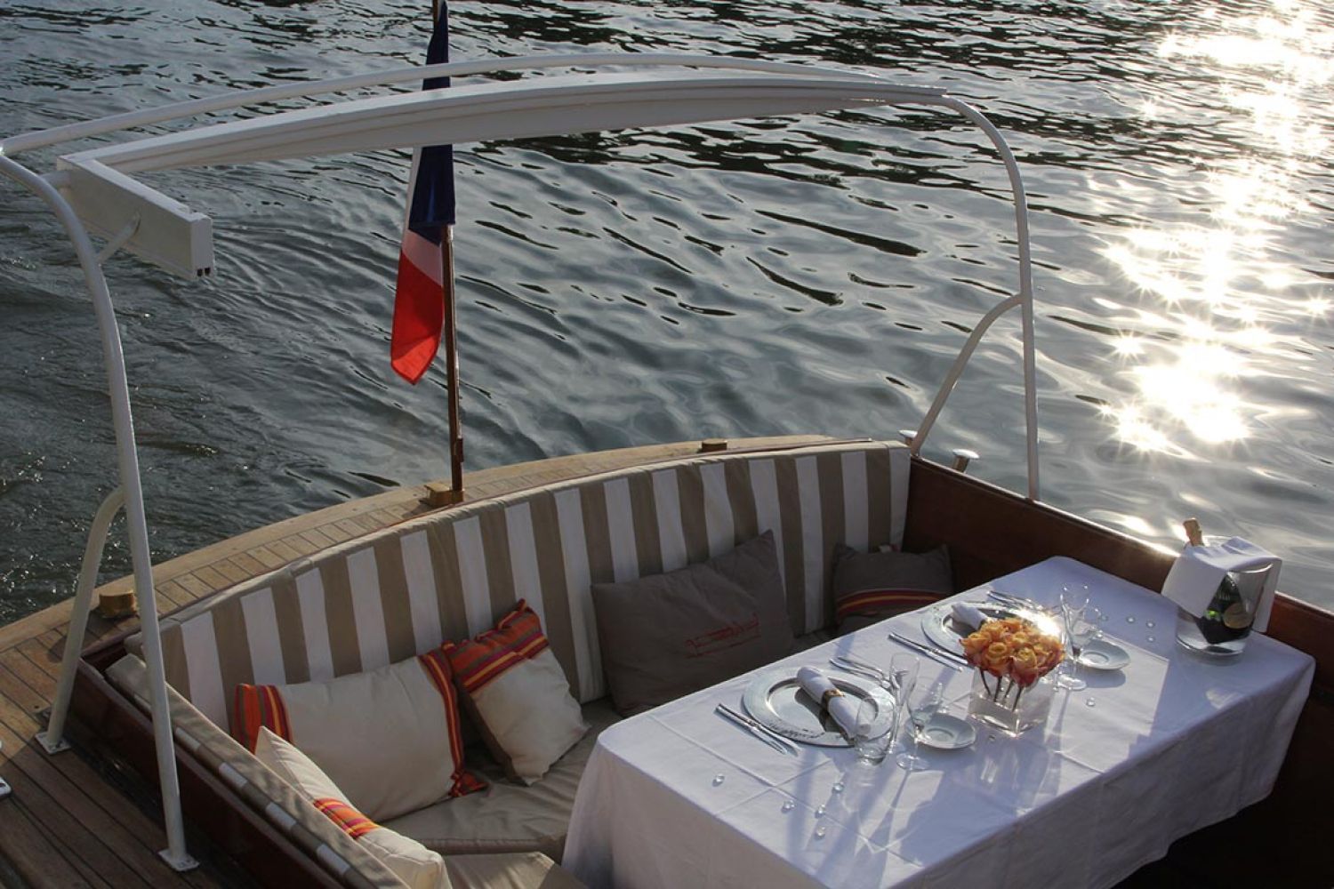Croisières Privées en Yacht à Paris | Voile de Luxe pour 2-12 Personnes