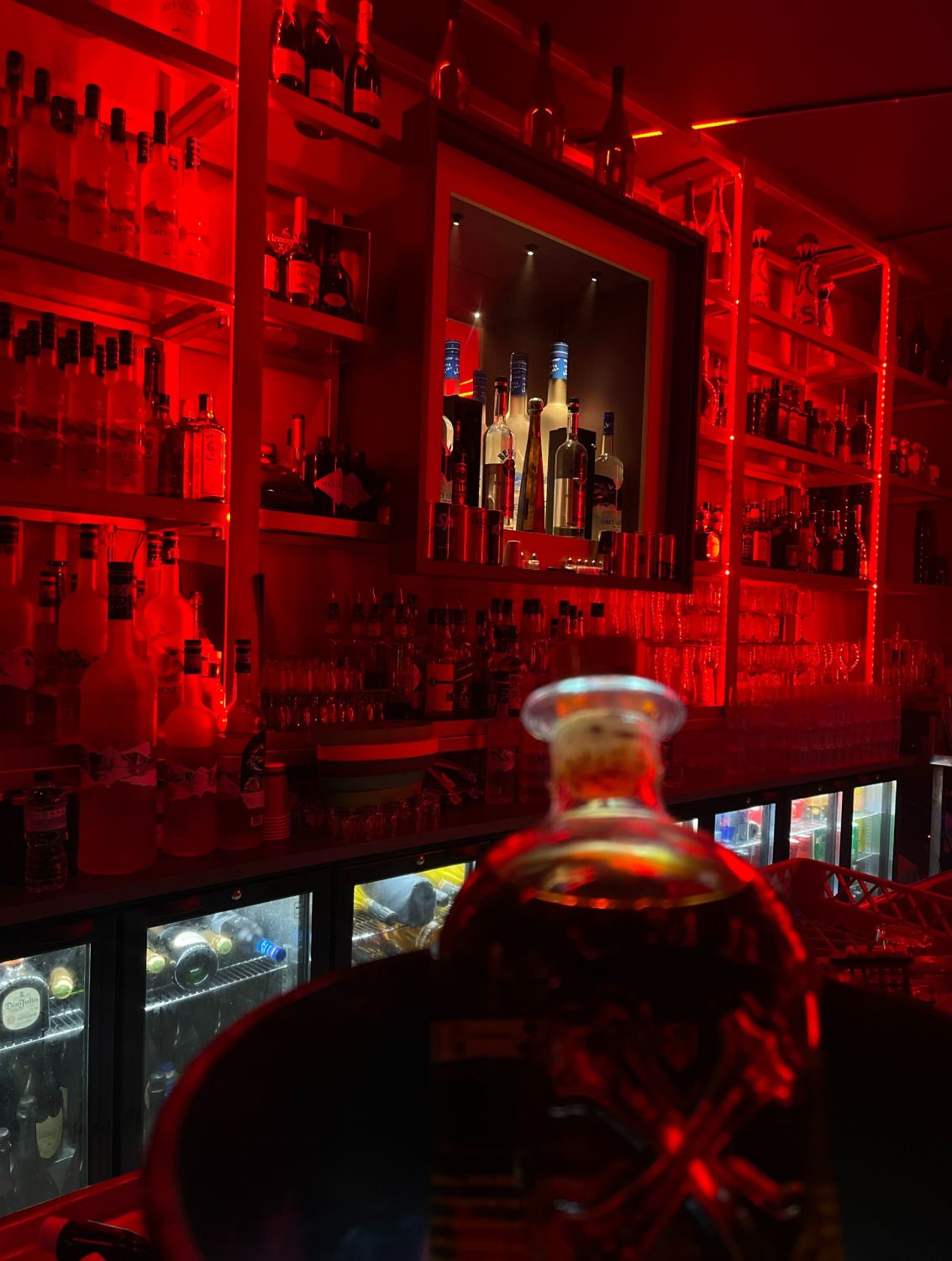 Club à Cannes dans le Carré d’Or – Sonorisation complète et horaires tardifs