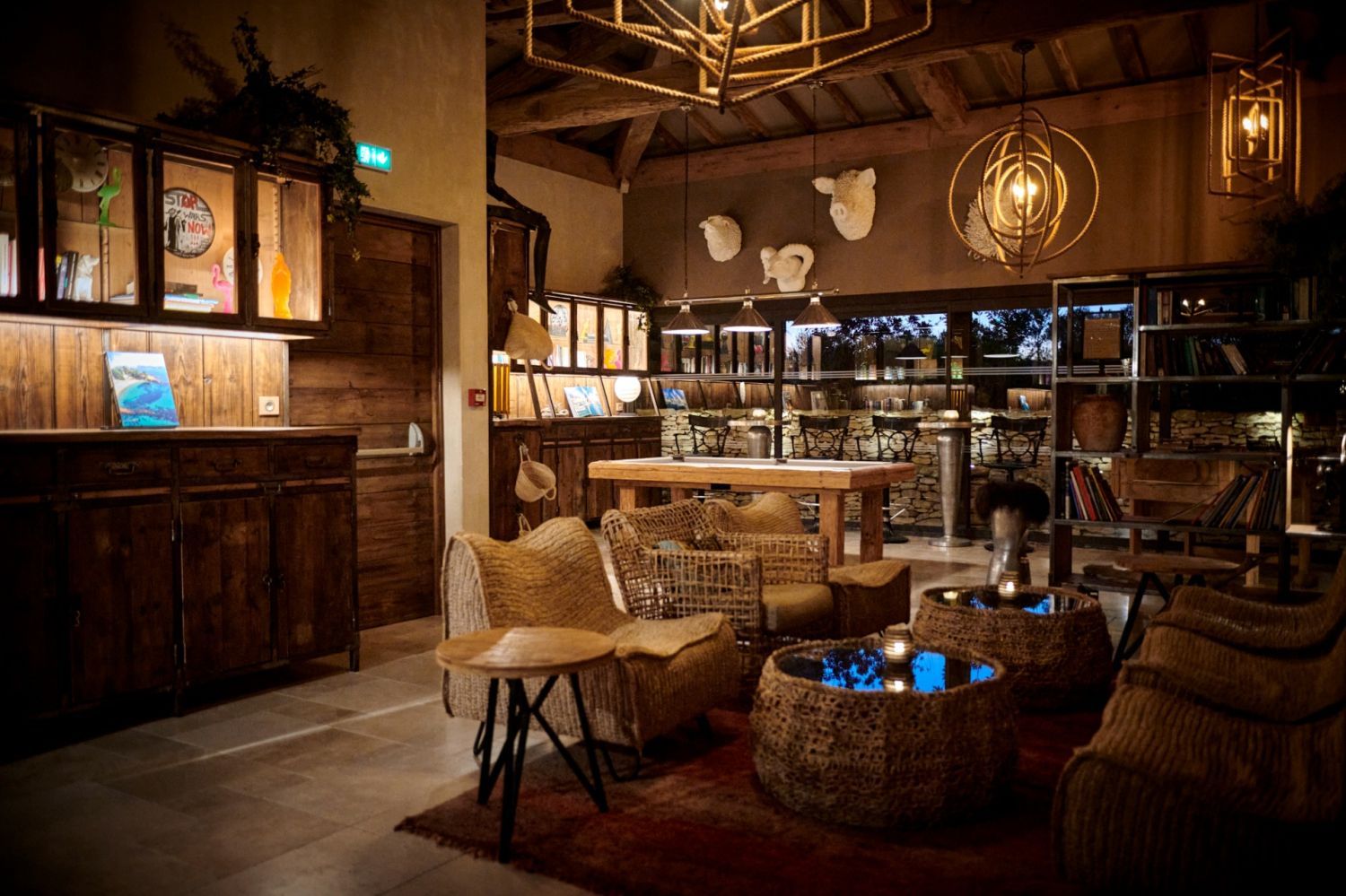 Hotel, intimate setting, immediate beaches, huts, restaurant, conference room