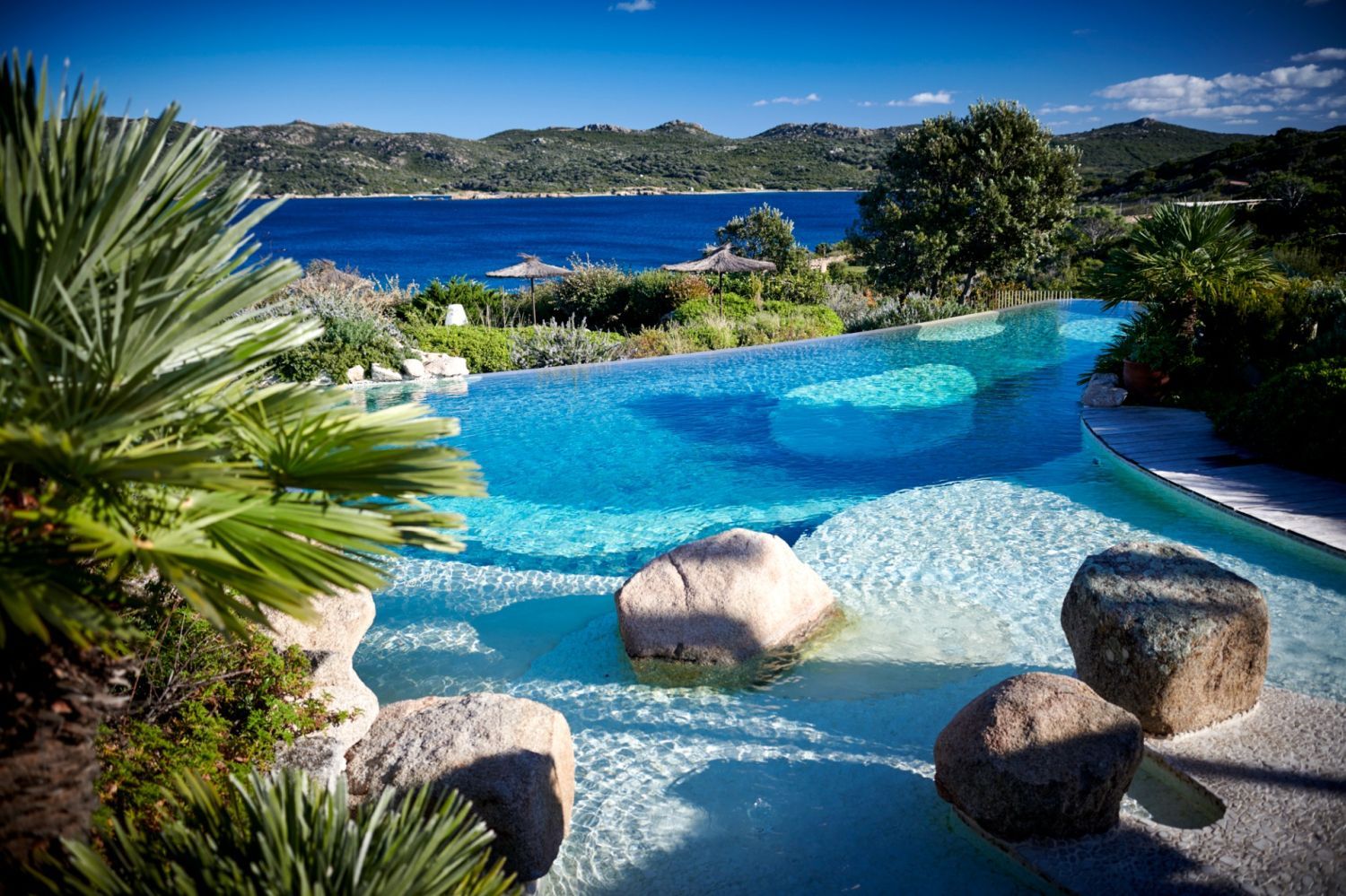 Hotel, intimate setting, immediate beaches, huts, restaurant, conference room
