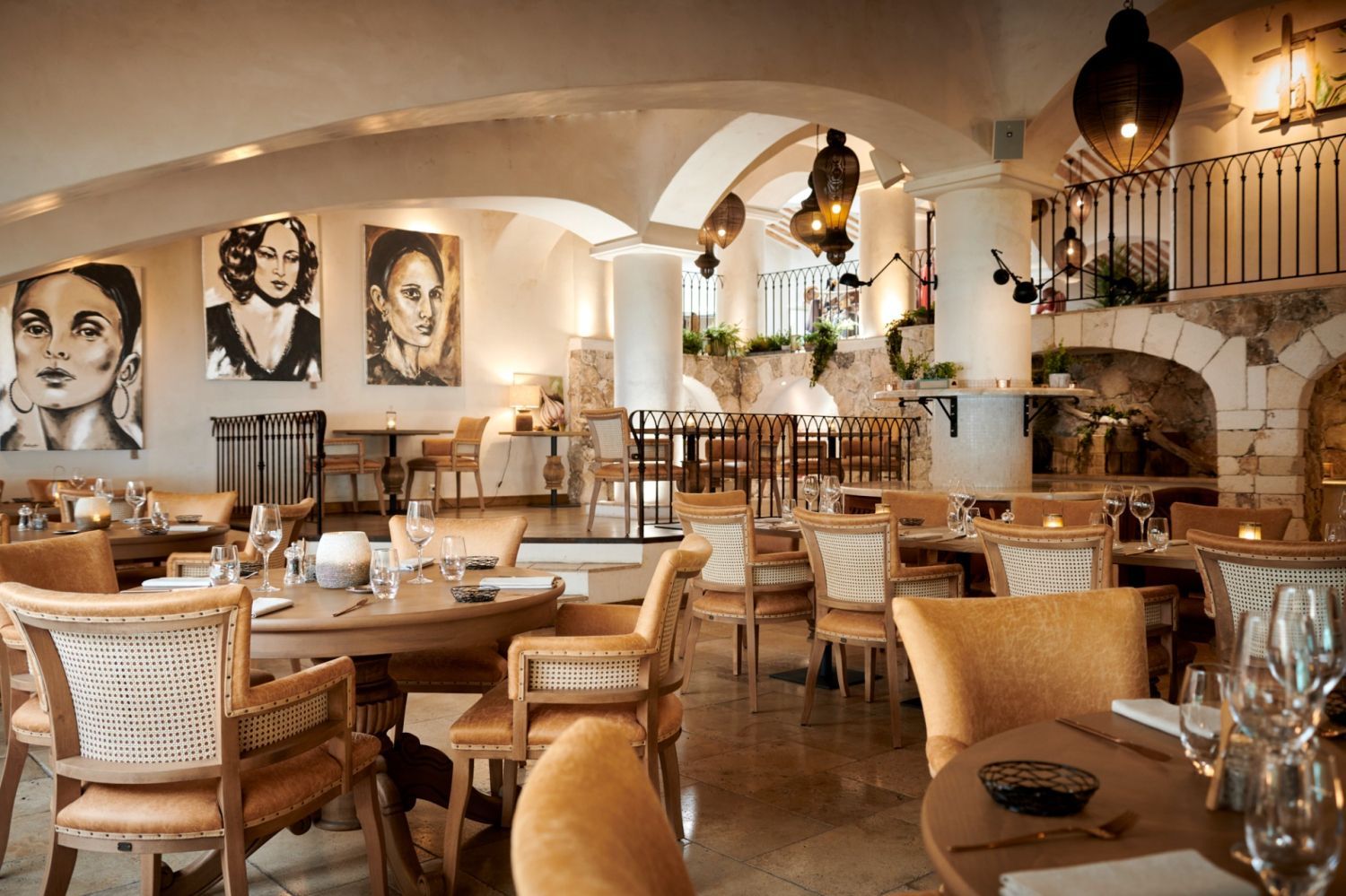 Hotel, intimate setting, immediate beaches, huts, restaurant, conference room