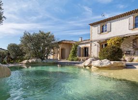 Villa nestled in the heart of Provence