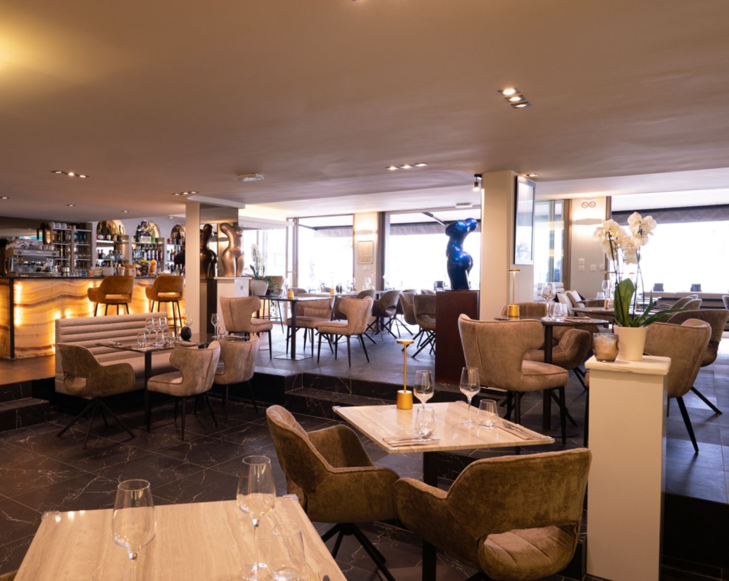 Élégant Restaurant Méditerranéen avec Vue sur Mer à Cannes