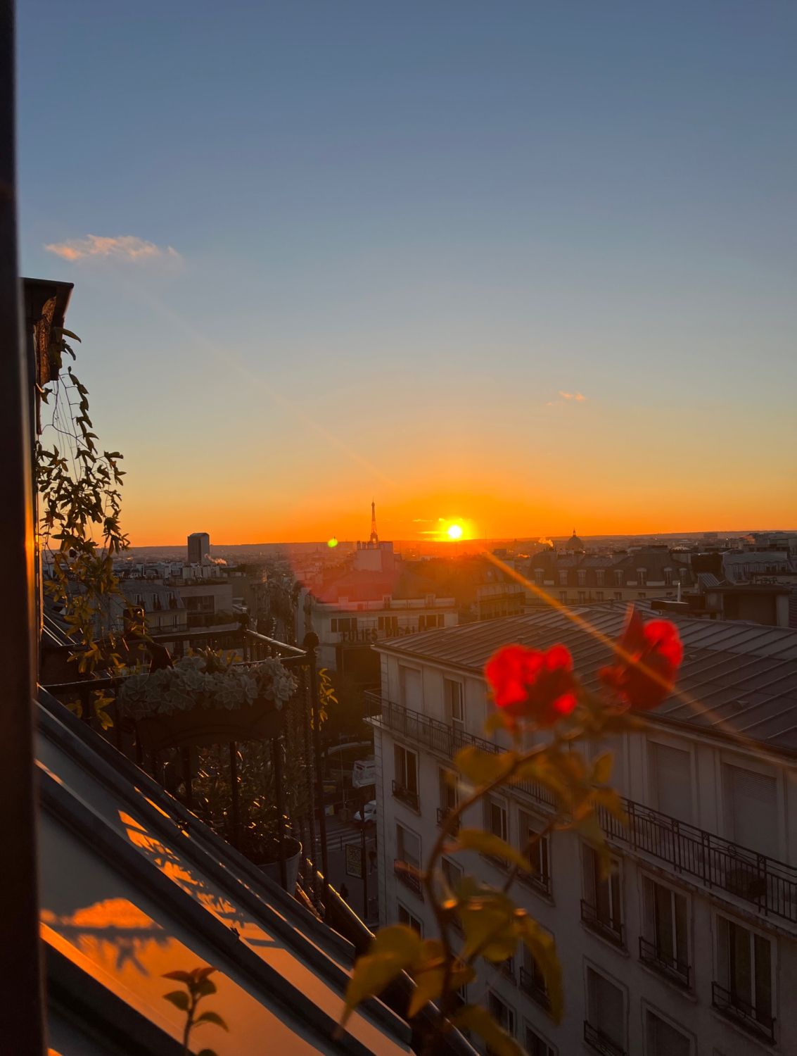 'Balconies with Eiffel Tower and sunset views', 