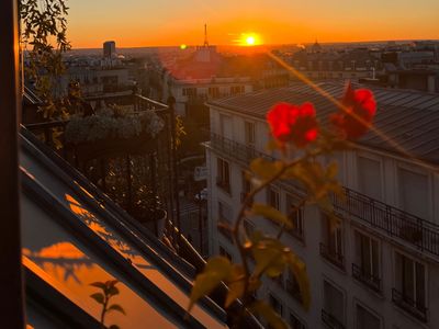 'Balconies with Eiffel Tower and sunset views', 