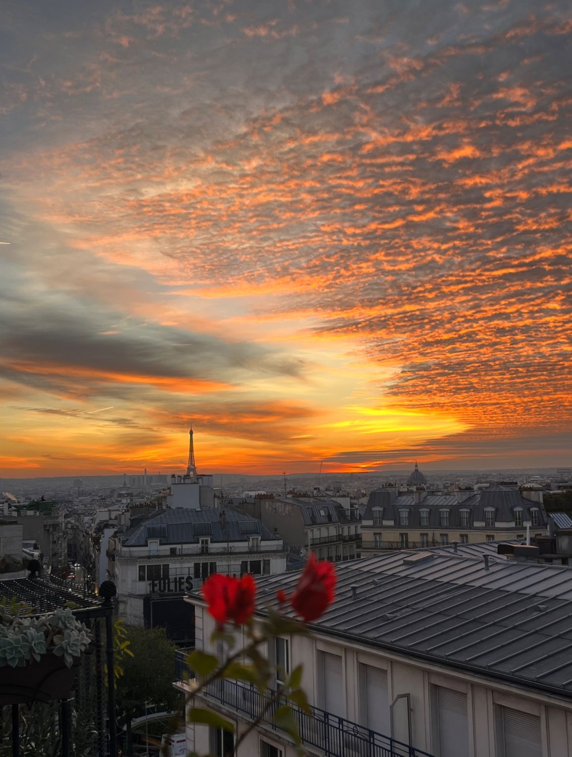 'Balconies with Eiffel Tower and sunset views', 