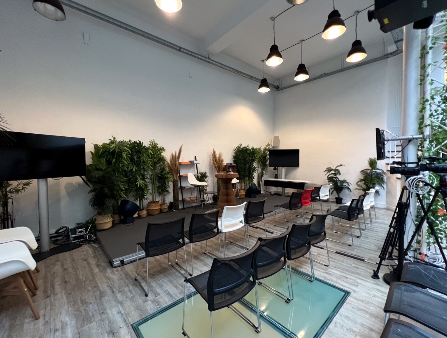 Fully equipped and bright conference room (50 people) - Paris 8th