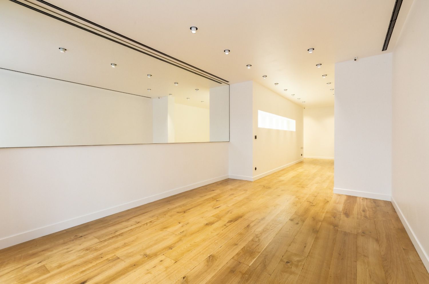 Elegant Parisian Pop-Up & Exhibition Space with Natural Light