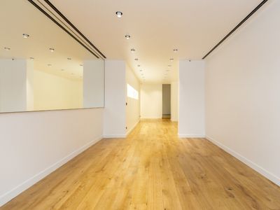 Elegant Parisian Pop-Up & Exhibition Space with Natural Light