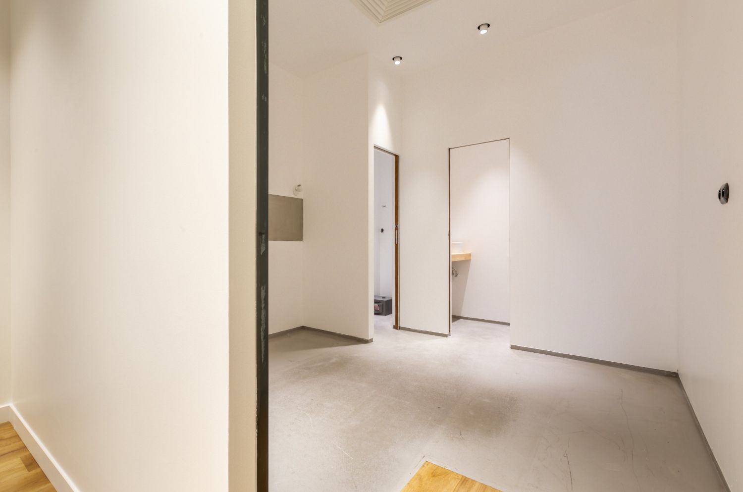 Elegant Parisian Pop-Up & Exhibition Space with Natural Light