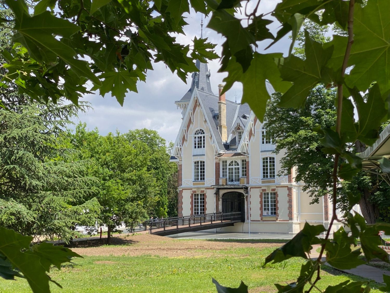 Innovative castle at the gates of Paris