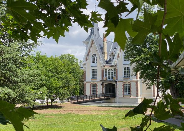 Innovative castle at the gates of Paris