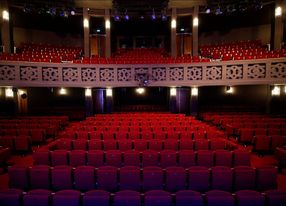 Theater a stone's throw from the Eiffel Tower