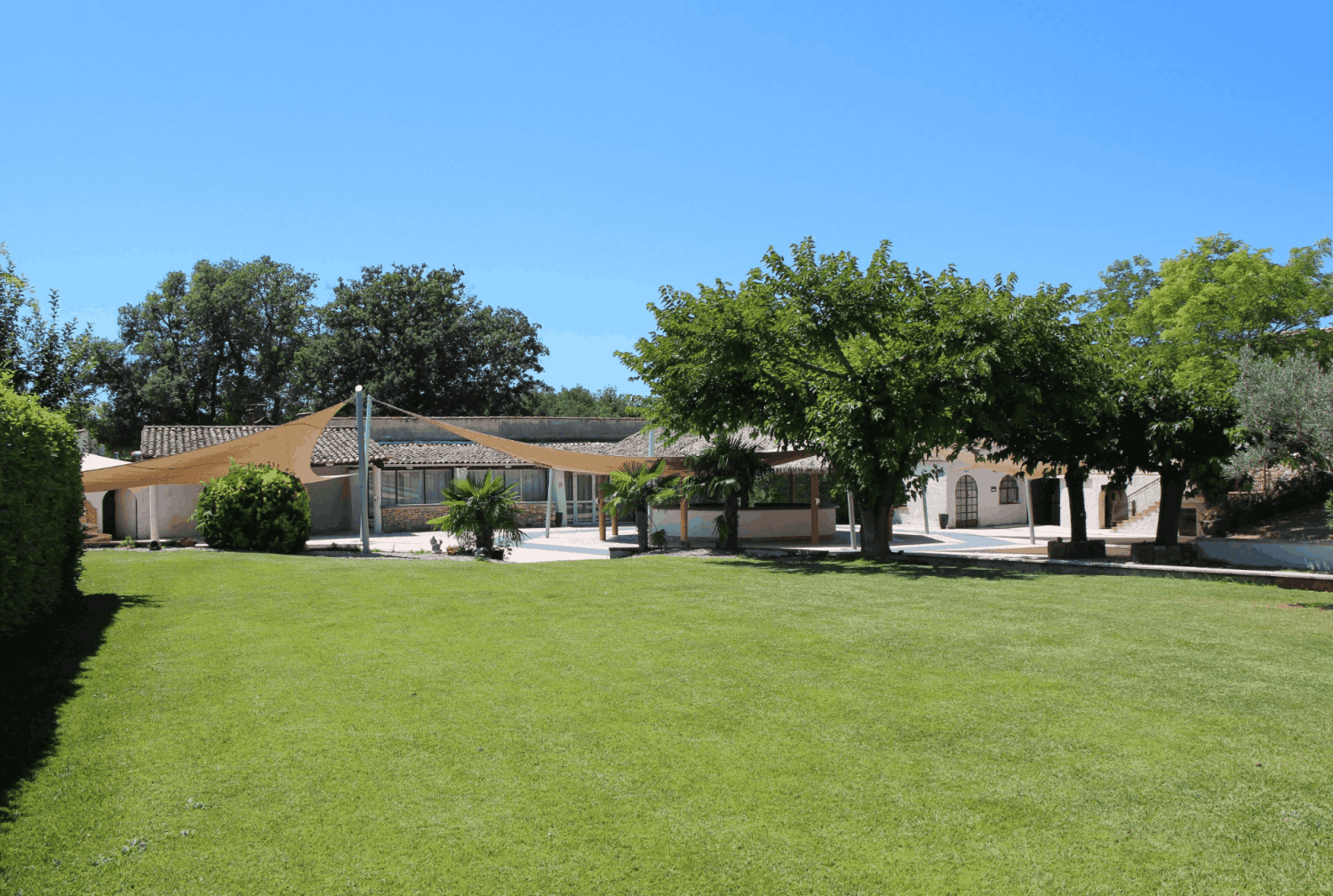 Domaine entre vignes et forêt