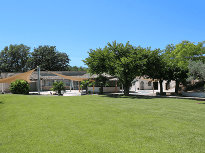 Estate between vineyards and forest