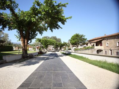 Estate between vineyards and forest