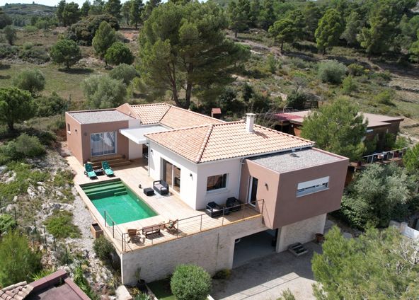 Pool villa overlooking the Corbières vineyards